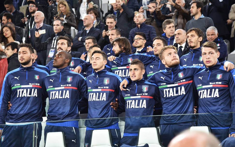 Tutti in piedi allo Stadium durante l&#39;inno dell&#39;Italia. ANSA